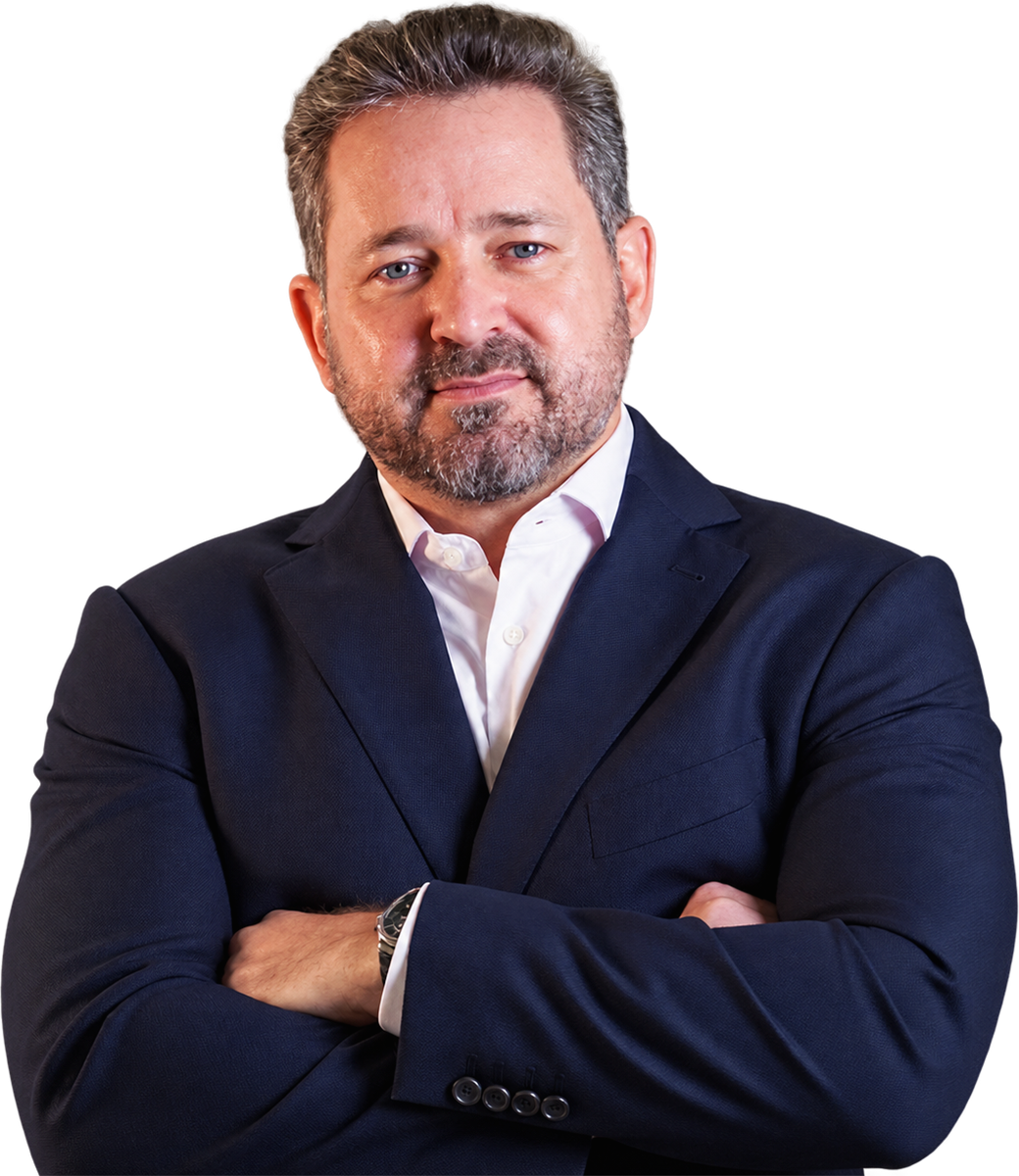 Dr. Carlo Leekninh Paione, ortopedista da IOTE, de braços cruzados